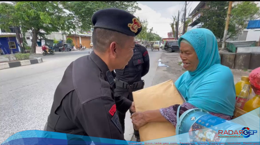 Jumat Berkah di Kota Medan, Brimob Batalyon A Pelopor Tebar Kepedulian Lewat Aksi Bersih Masjid dan Bagi Sembako